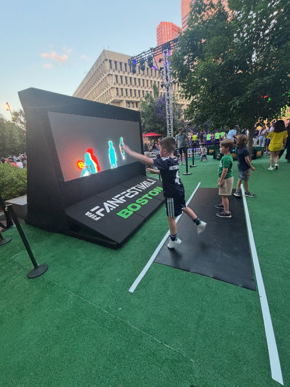 Kids playing at the Sportl activation